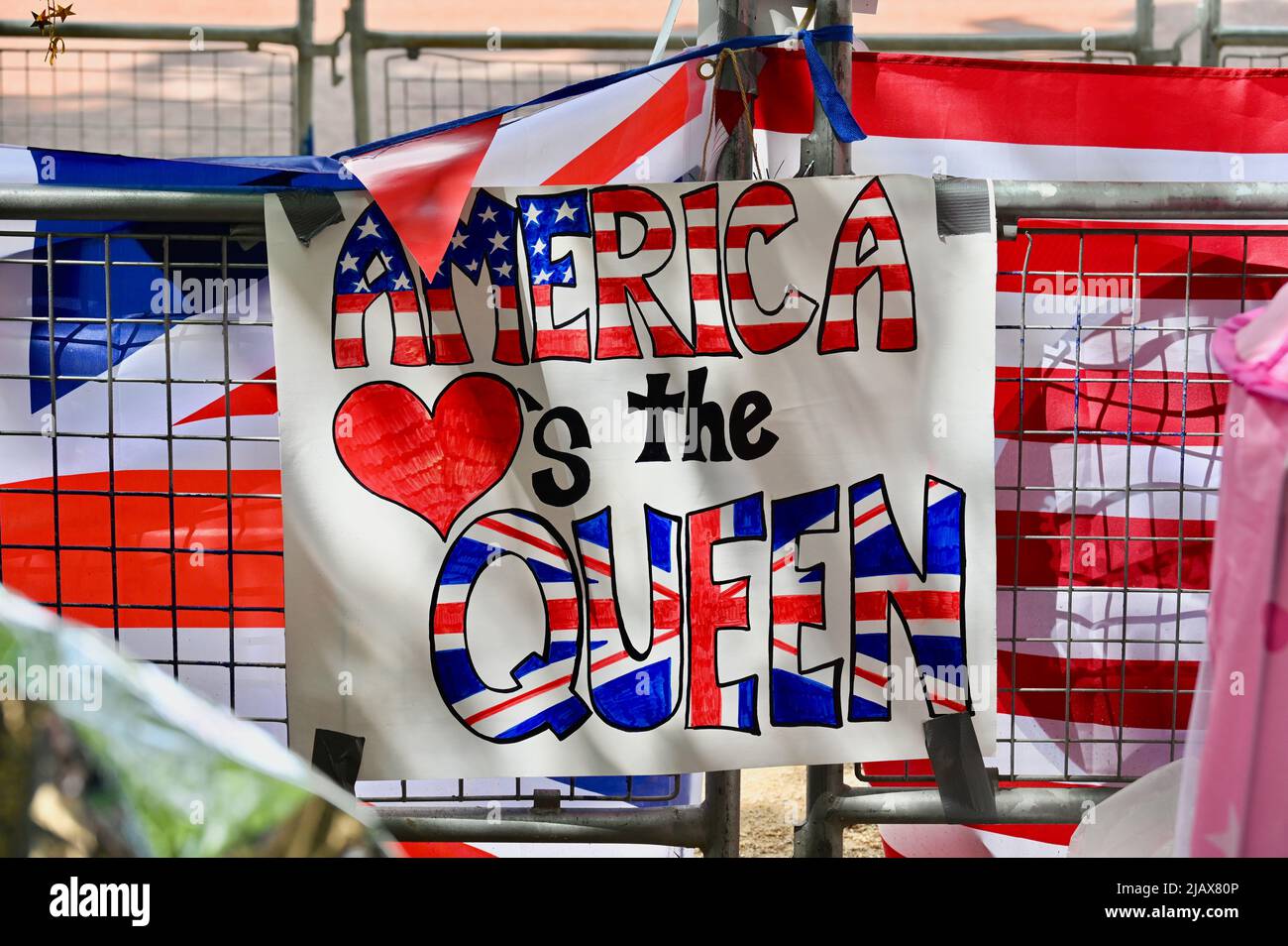 London, UK. 1st Jun 2022. America loves the Queen. Fans of the Queen gathered in the Mall today to reserve a space for their tents near Buckingham Palace. They all appeared excited to be celebrating the Platinum Jubilee which takes place between the 2nd to 5th June 2022. Credit: michael melia/Alamy Live News Stock Photo