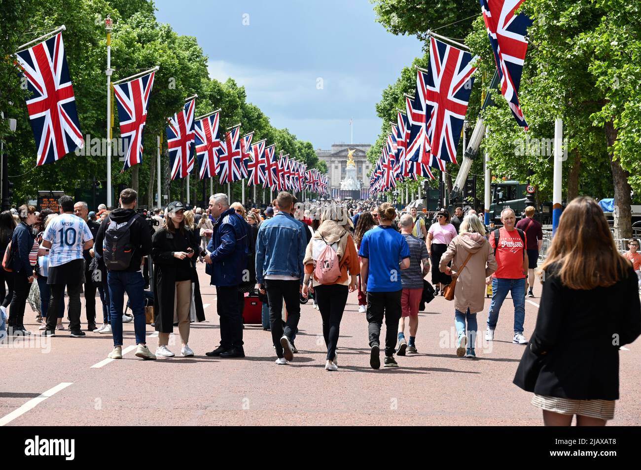 London, UK. 1st Jun 2022. Crowds gathered in the Mall today prior the the Queen's Platinum Jubilee. Credit: michael melia/Alamy Live News Stock Photo