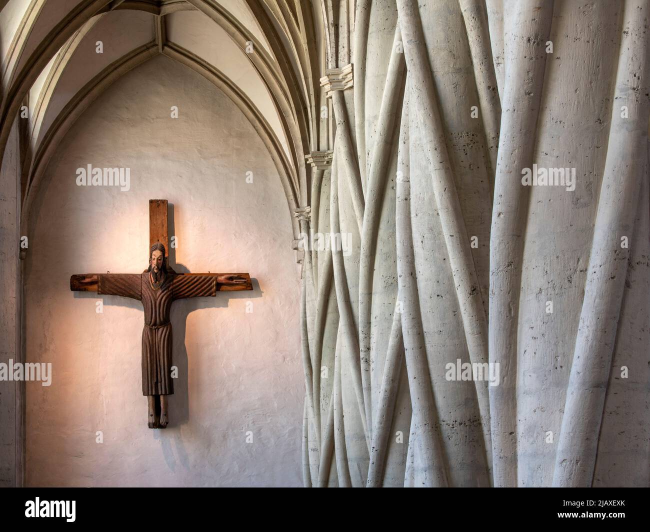 Braunschweig, Dom, Domkirche St. Blasii zu Braunschweig, das sogenannte „Imervard-Kreuz“ von 1150 im nördlichen Seitenschiff, rechts spätgotische gedr Stock Photo