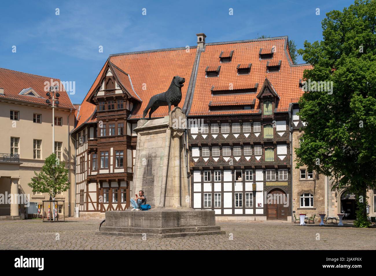 Braunschweig, „Braunschweiger Löwe“ (Kopie) auf dem Burgplatz, dahinter das Veltheimsches Haus und das Huneborstelsches Haus Stock Photo