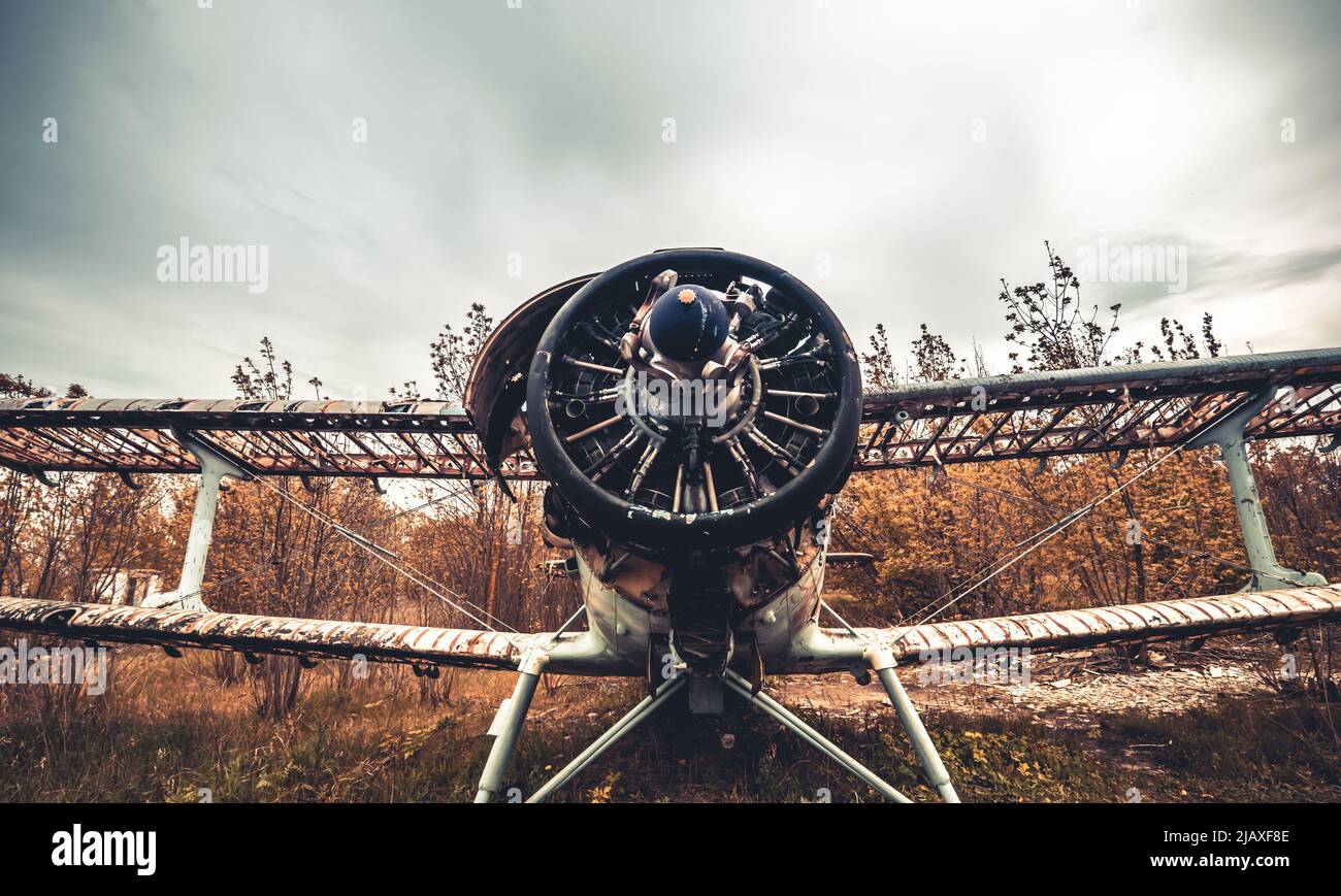 Abandoned airplane on the airfield Stock Photo - Alamy