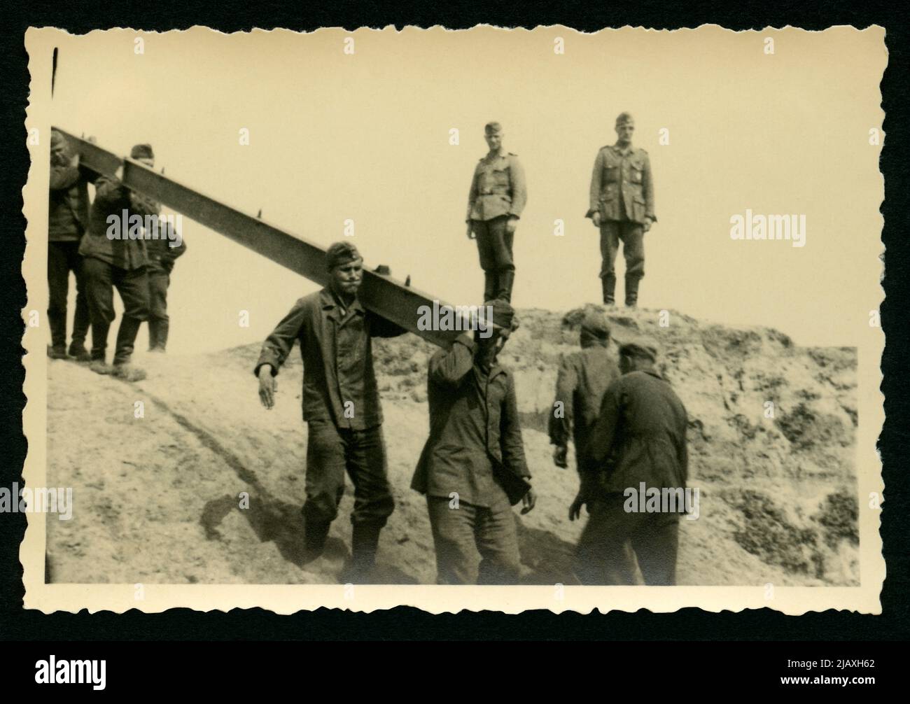 Europa, Ukraine, Charkow, 2. Weltkrieg, deutsche Soldaten,   Pioniere bei der Arbeit, Wasserdienst auf dem Wasserplatz ( originale Beschreibung ) ,  fotografiert von dem Pionier Bruno Feltz  /   Europe, Ukraine, Kharkiv, WW II , German soldiers, pioneers working, water service on the water place ( original description ) , photographer the pioneer Bruno Feltz . Stock Photo