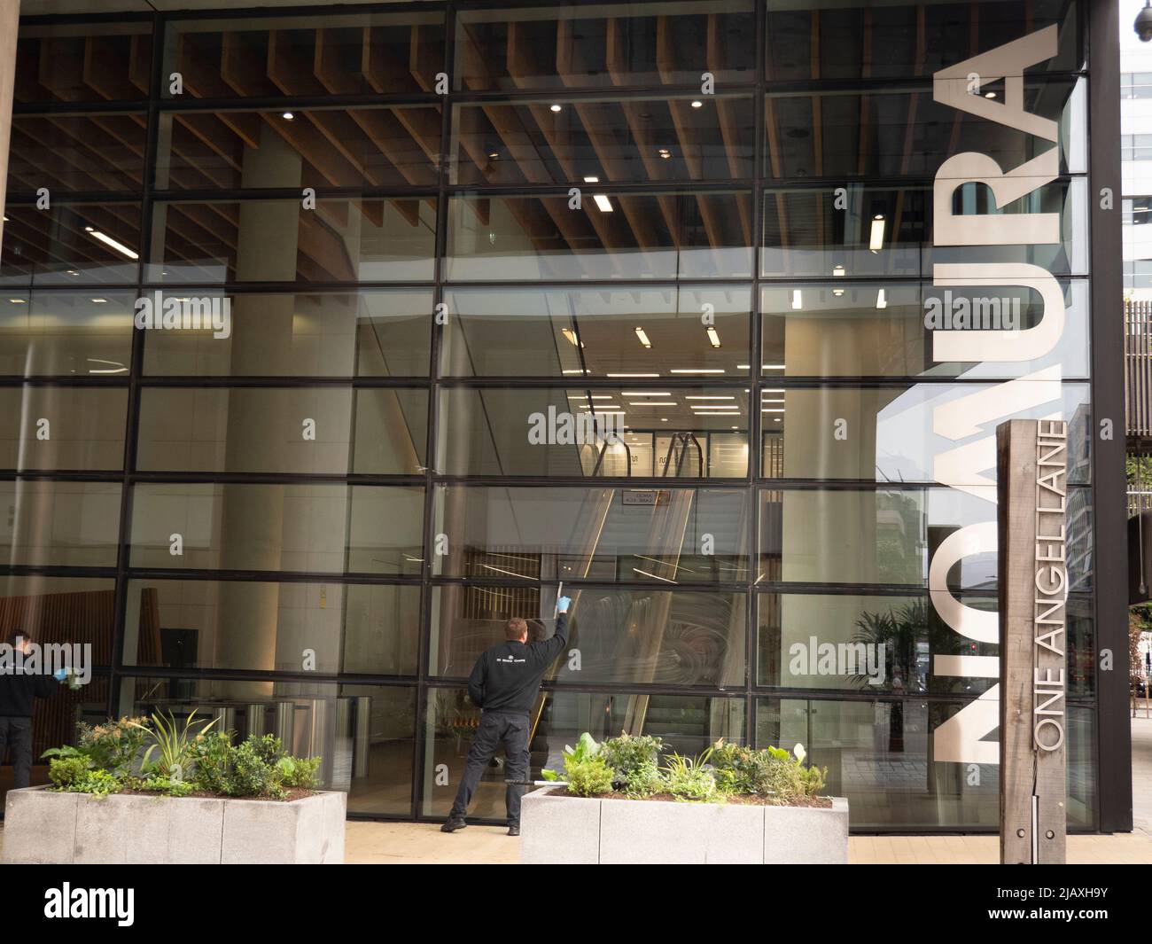 Window cleaner cleaning Nomura Headquarters London Stock Photo