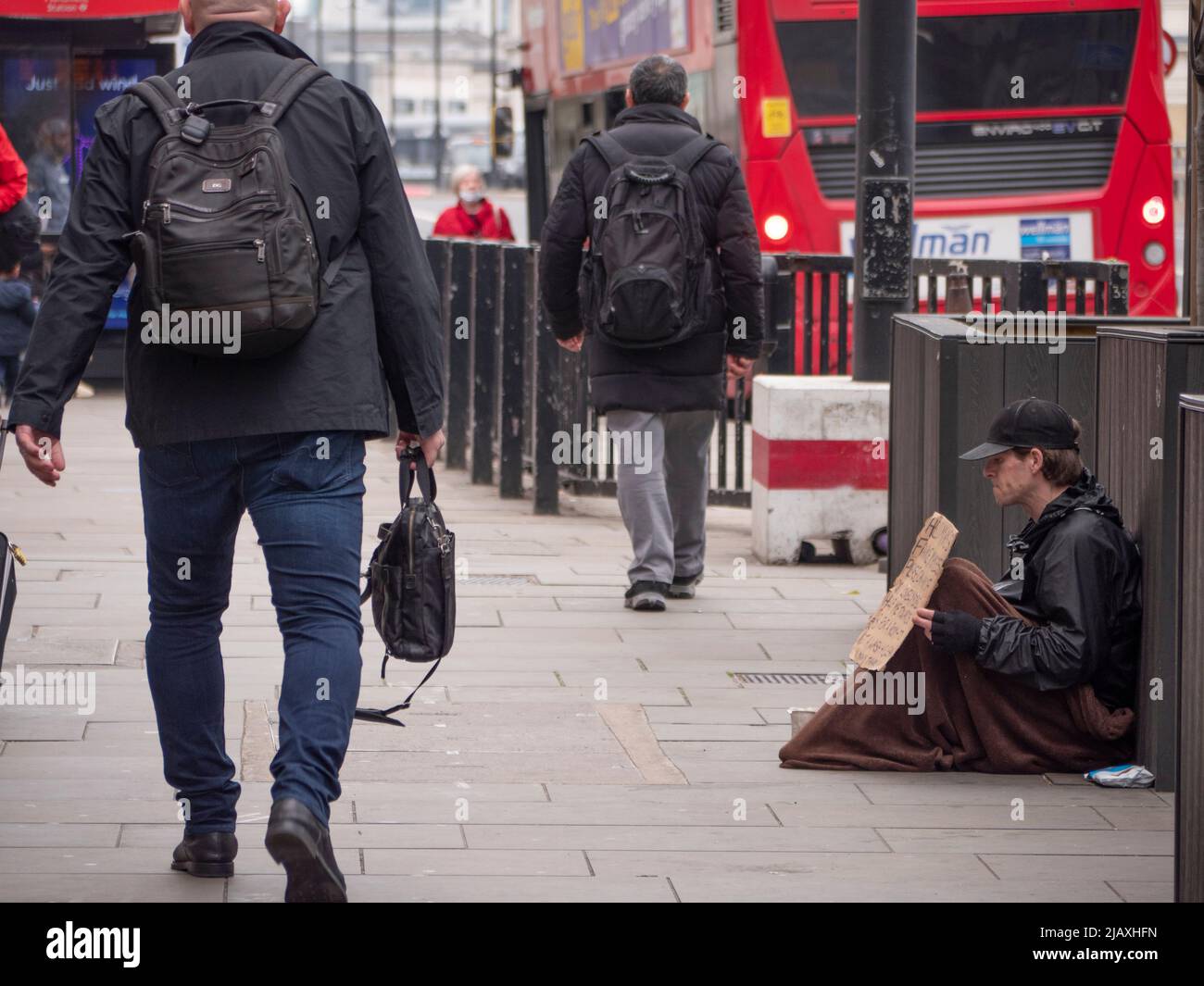 Poverty in London, beggar on London Bridge with blanket and sign Stock ...