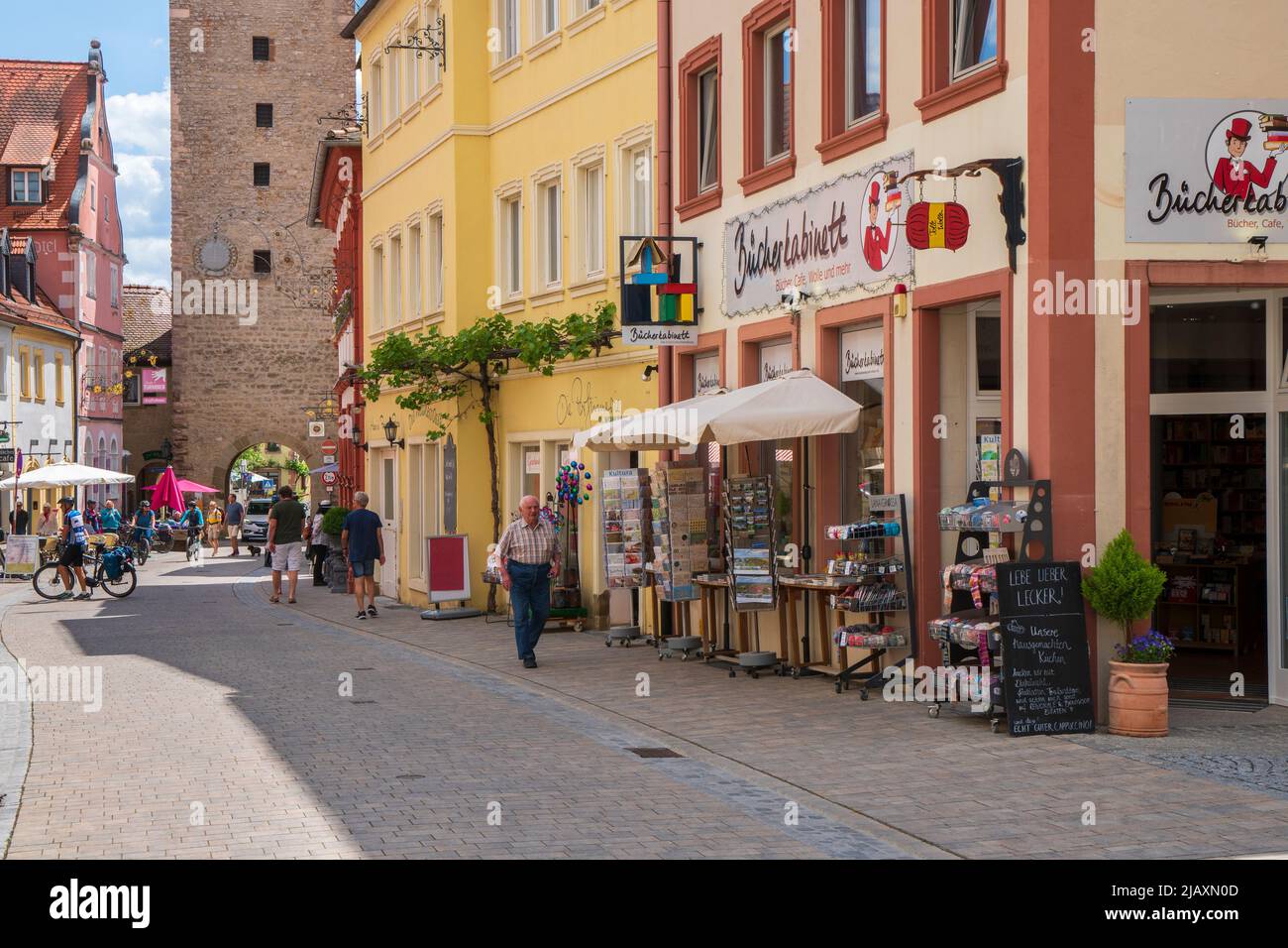 Die historische Altstadt von Volkach am Main in Unterfranken mit malerischen Gebäuden innerhalb der Stadtmauer Stock Photo