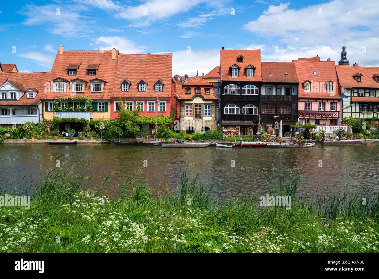 Die historische Altstadt von Bamberg an der Regnitz in Unterfranken mit malerischen Gebäuden im Ortsteil - Klein Venedig Stock Photo