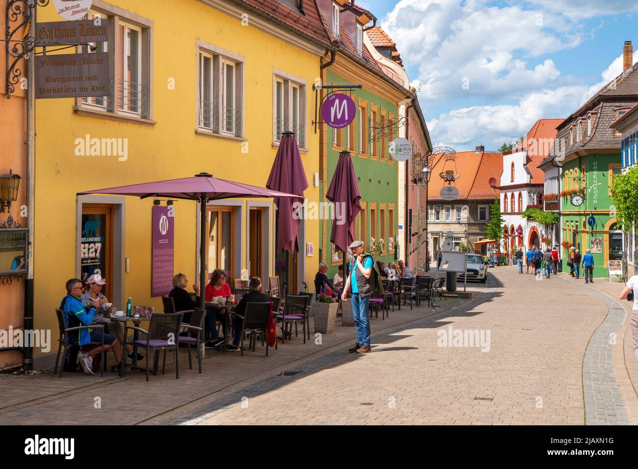 Die historische Altstadt von Volkach am Main in Unterfranken mit malerischen Gebäuden innerhalb der Stadtmauer Stock Photo