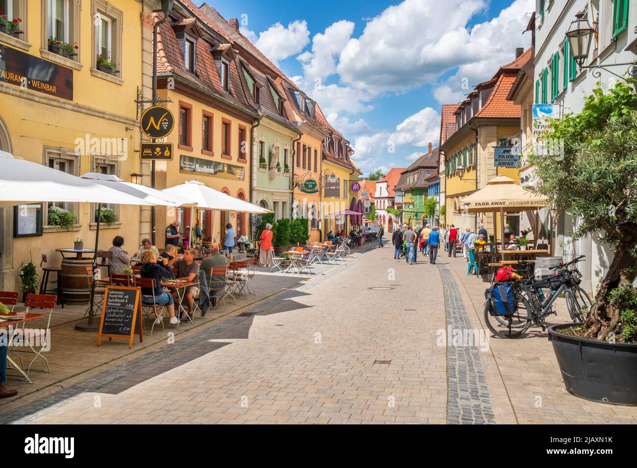 Die historische Altstadt von Volkach am Main in Unterfranken mit malerischen Gebäuden innerhalb der Stadtmauer Stock Photo