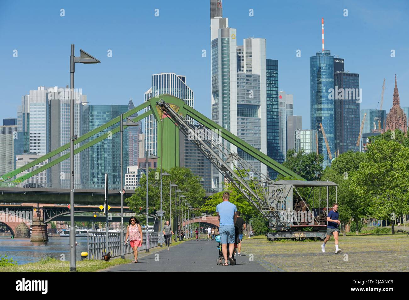 mainufer-an-der-weseler-werft-fl-erbr-cke-main-skyline-hochh-user
