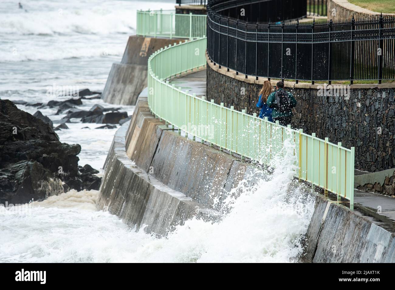 Stock photos of tropical storm Henri in 2021, Newport, RI. Stock photos of hurricane. Stock photos of extreme weather. Couple walking, Cliff Walk. Stock Photo