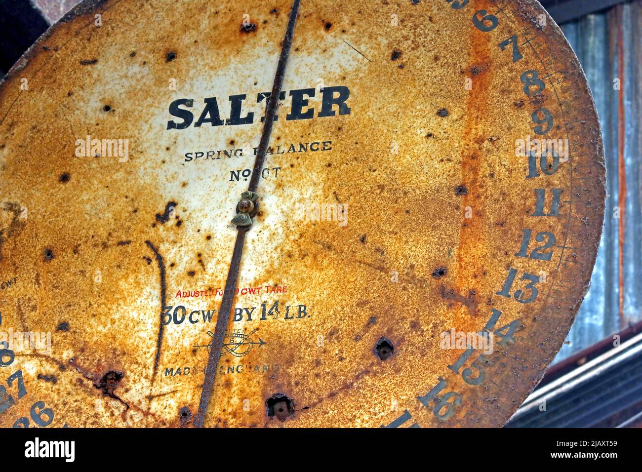 Rusty Salter spring balance scale, 30 cwt by 14lb Stock Photo