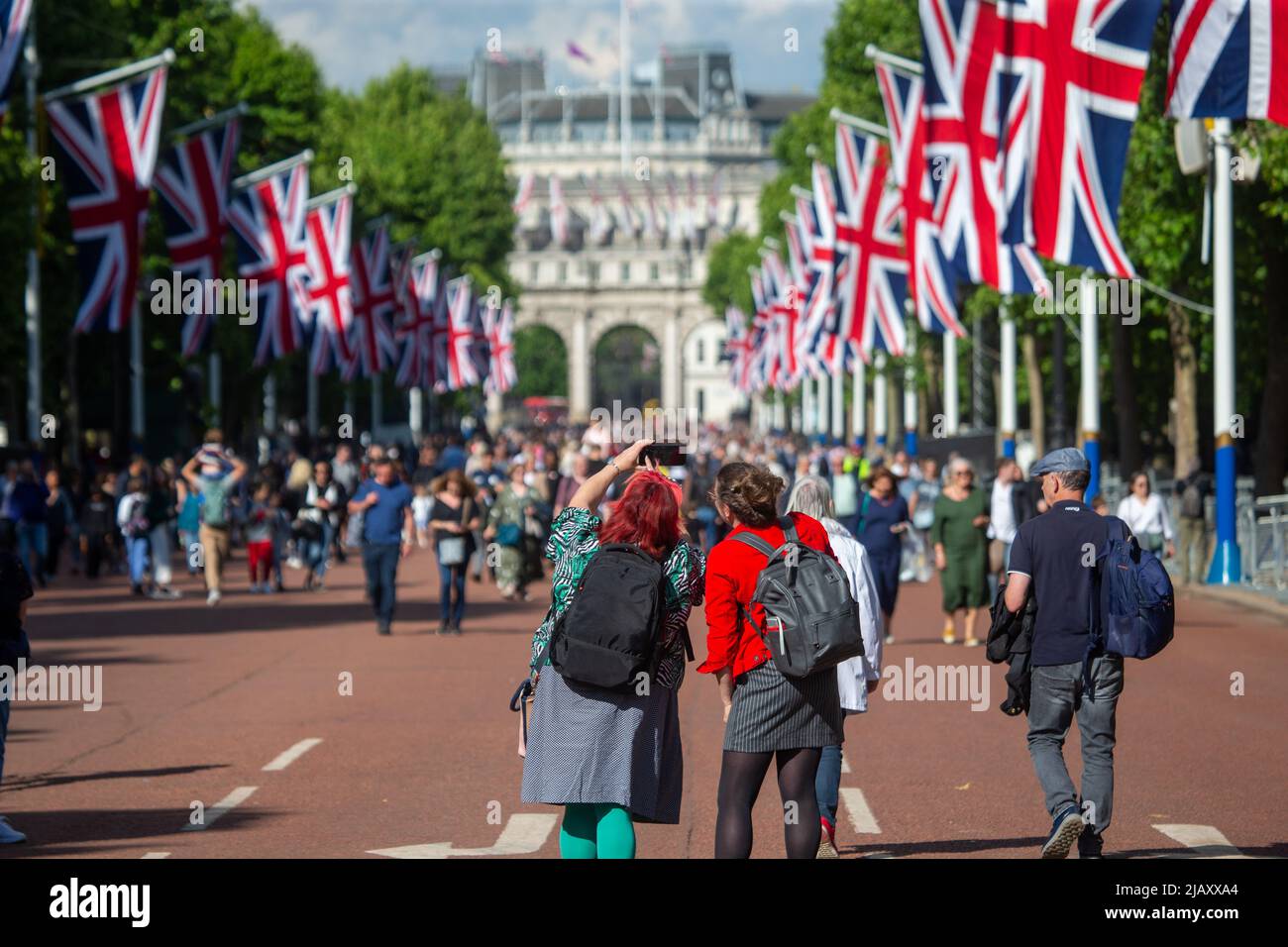 London, England, UK. 1st June, 2022. Royal family fans are seen in The Mall ahead of Queen Elizabeth II's Platinum Jubilee celebrations. (Credit Image: © Tayfun Salci/ZUMA Press Wire) Credit: ZUMA Press, Inc./Alamy Live News Stock Photo