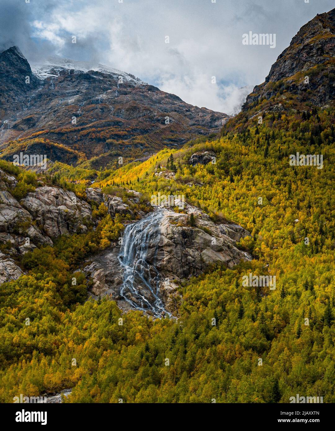 Water flowing down mountain hi-res stock photography and images - Alamy