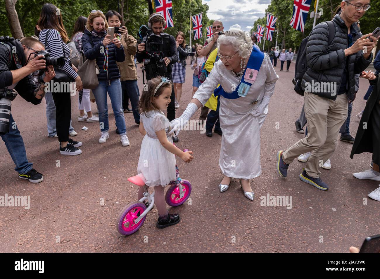Royal fans wait along The Mall for the Platinum Jubilee celebrations to begin, London, England, UK Stock Photo