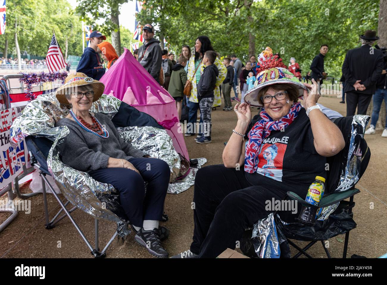 Royal fans wait along The Mall for the Platinum Jubilee celebrations to begin, London, England, UK Stock Photo