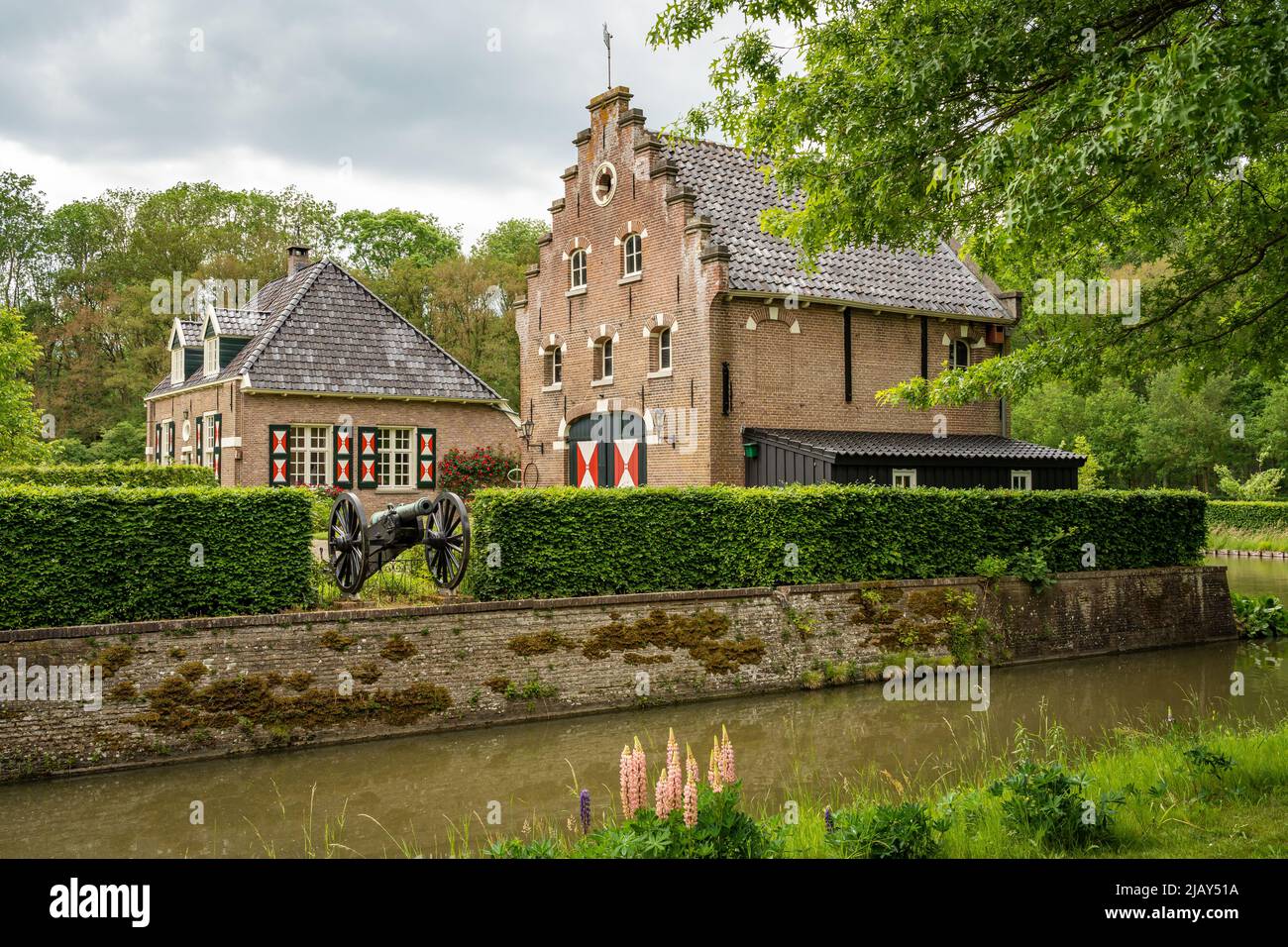 Wijhe, Overijssel, The Netherlands, 26.05.2022, Historical building of estate De Gelder in the village of Wijhe surrounded by water Stock Photo