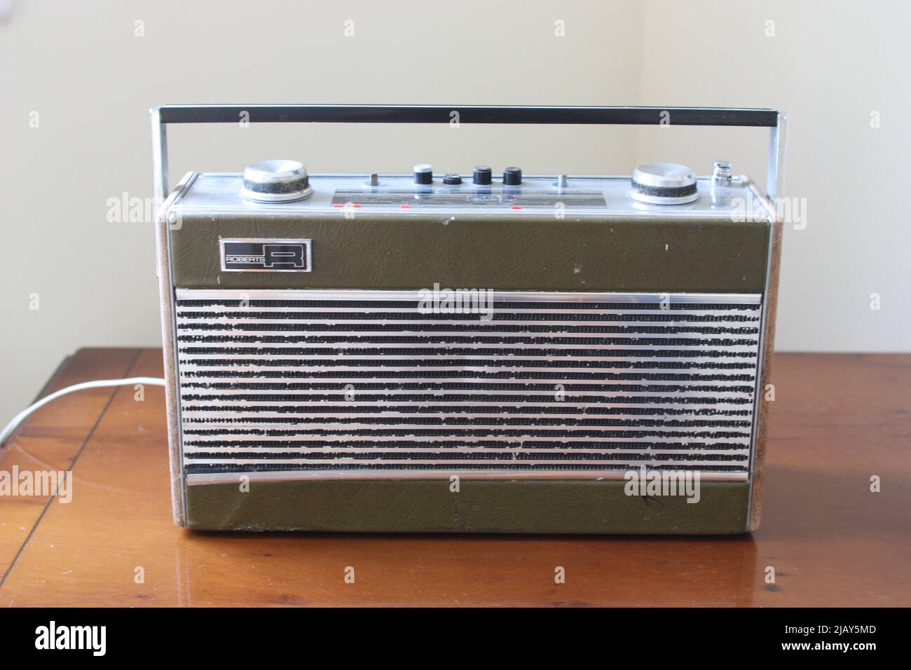 Vintage retro radio in a house interior. old analgoue Stock Photo - Alamy