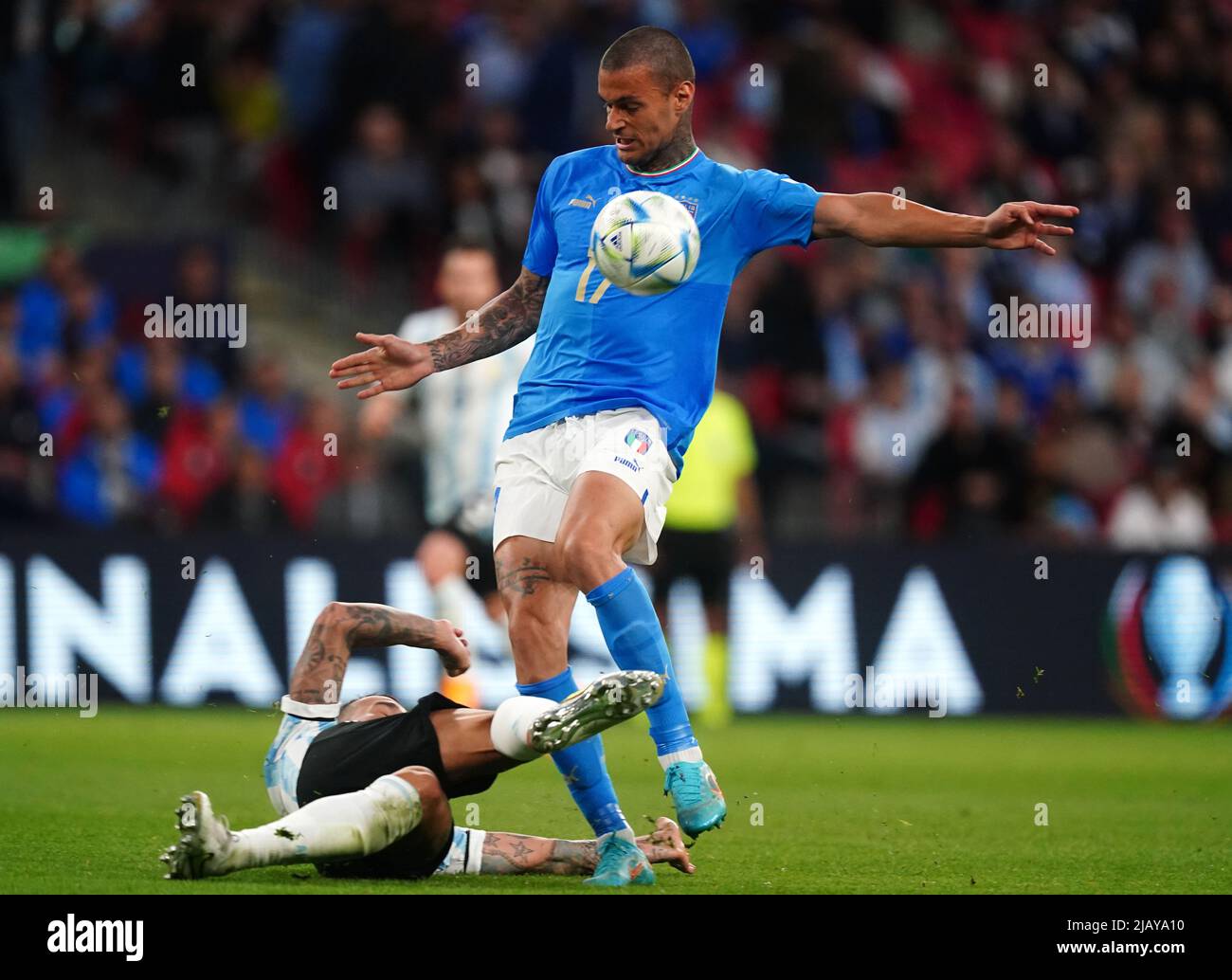 Italy's Gianluca Scamacca (right) and Argentina's Nicolas Otamendi battle for the ball during the Finalissima 2022 match at Wembley Stadium, London. Picture date: Wednesday June 1, 2022. Stock Photo