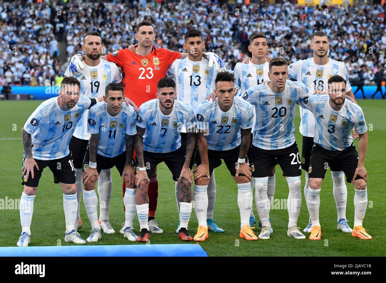 London, France. 01st June, 2022. Agentina players pose for a team photo during the Finalissima trophy 2022 football match between Italy and Argentina at Wembley stadium in London, England, June 1st, 2022. Photo Andrea Staccioli/Insidefoto Credit: insidefoto srl/Alamy Live News Stock Photo