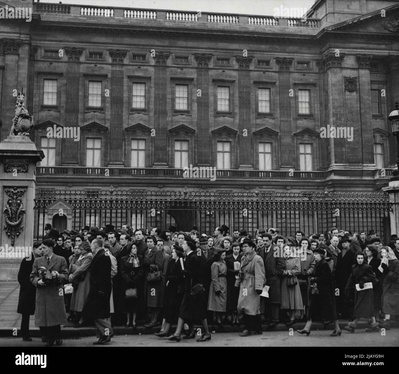 Blinds Drawn At Palace - The blinds in the windows of Buckingham Palace, London, are drawn this morning, February 6, following the death of the king early today. Mourning crowds wait outside the gates. February 06, 1952. (Photo by Associated Press Photo). Stock Photo
