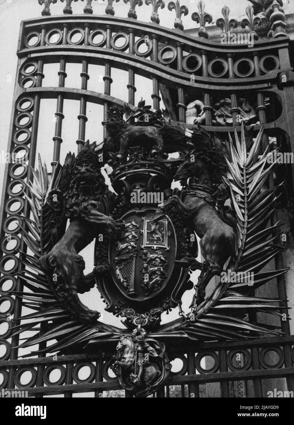 Round And About Buckingham Palace - The Royal crest on the western gate. January 11, 1949. (Photo by Camera Press). Stock Photo
