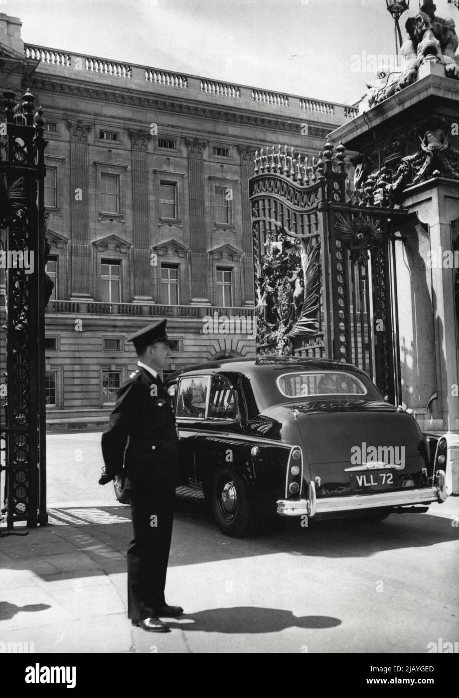 Australian Premier Lunches With The Queen - A car containing Mr. Robert Menzies, the Australian Premier, goes through the gates of Buckingham Palace today; the Australian Premier was to lunch with Her Majesty Queen Elizabeth. June 2, 1949. (Photo by United Press International Photo). Stock Photo