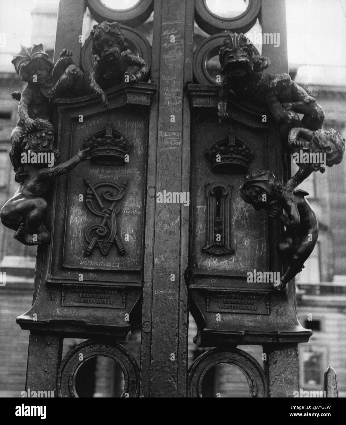 Round And About Buckingham Palace - The beautifully ornamented keyhole of the central entrance gates. January 11, 1949. (Photo by Camera Press). Stock Photo