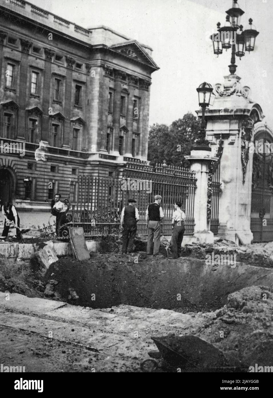 Buckingham Palace Bombed - Workmen clearing; the debris in front of Buckingham Palace, after a bomb had fallen in the *****. September 14, 1940. (Photo by Topical Press). Stock Photo