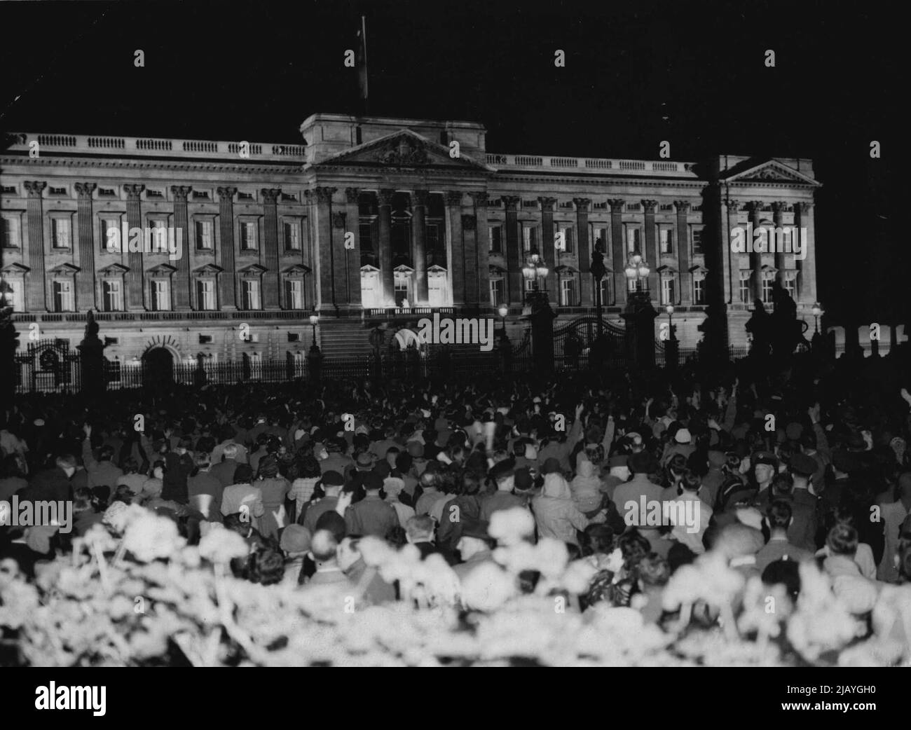 40,000 ***** The Palace - The Time: 11.30 p.m. A vast crowd is massed outside floodlit Buckingham Palace, cheering and waving in the rain. And there on the brilliantly lit balcony, stands the Queen. June 03, 1953. (Photo by Daily Mail Contract Picture). Stock Photo