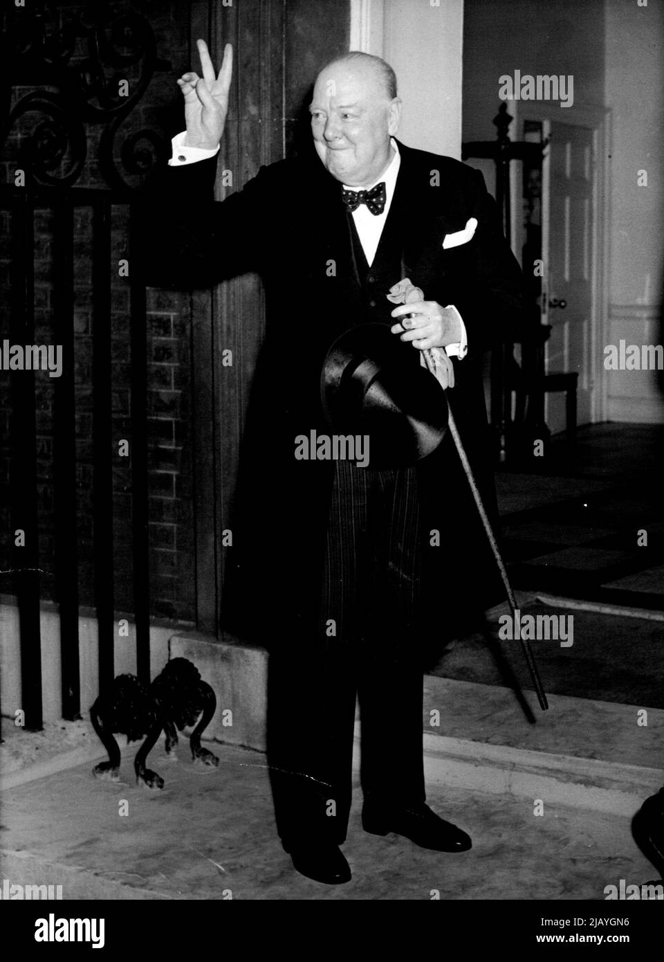 Sir Winston Churchill gives his famous war time 'V' for Victory sign on his return from Buckingham palace after tendering his resignation to Her Majesty the Queen. April 15, 1955. (Photo by Daily Herald). Stock Photo