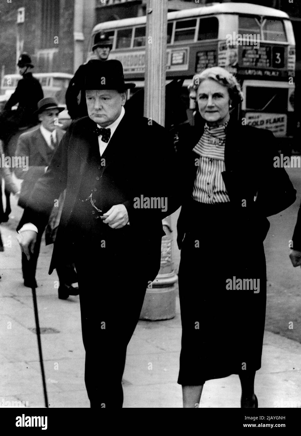 Recall Of Parliament : Mr. and Mrs. Winston Churchill arriving at the House of Commons. September 28, 1938. (Photo by Keystone). Stock Photo