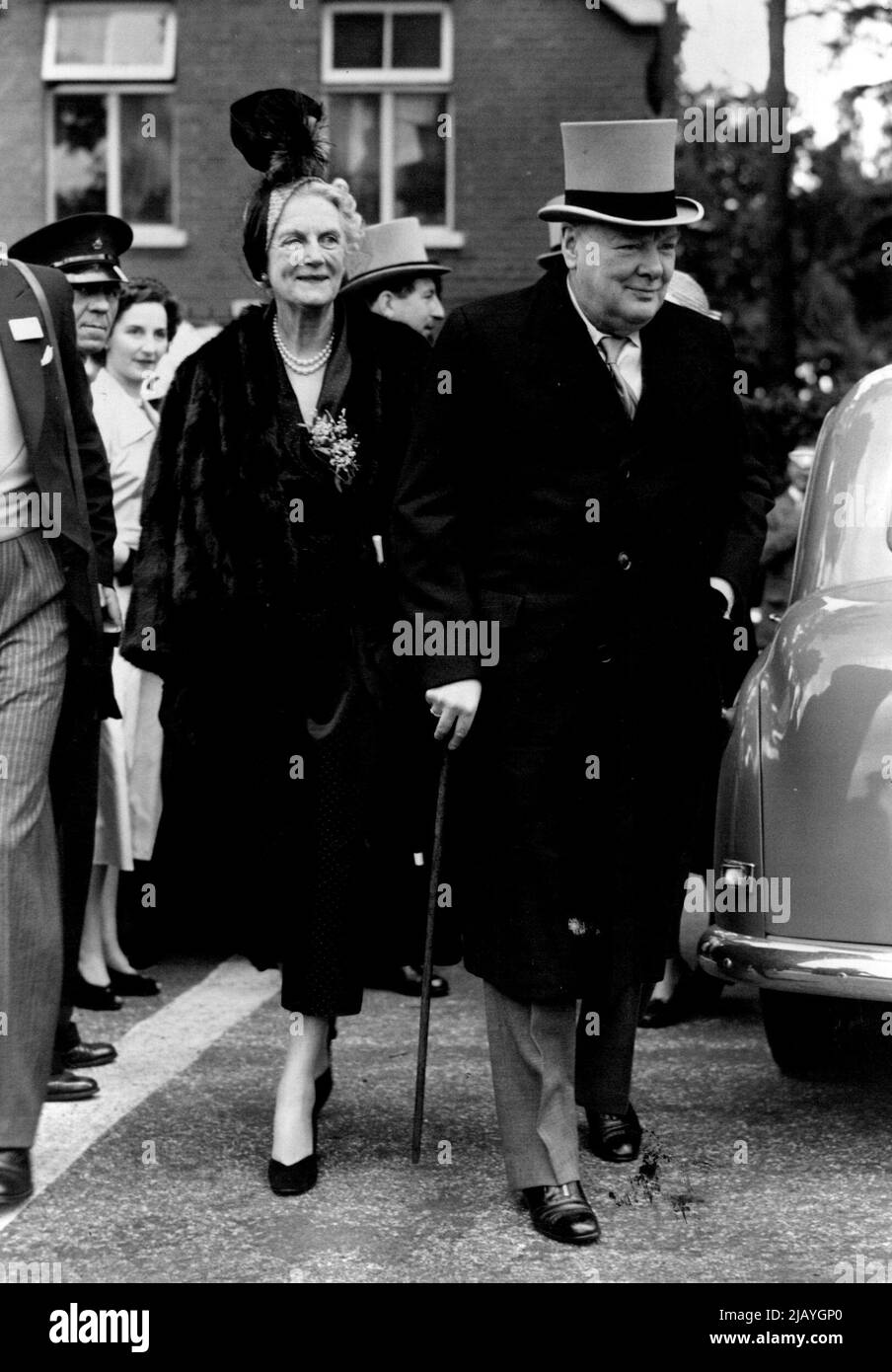 Mr. Winston Churchill Sees Colonist *****: In Ascot topper instead of the proverbial bowler Winston Churchill arrives at the course to the cheers of the bystanders. Mrs. Churchill accompanied him. Mr. and Mrs. Winston Churchill whose car was involved (though not seriously) in an accident en route to the course, today attended the Ascot race meeting to watch Mr. Churchill's colonist II run in the gold cup. June 15, 1950. (Photo by Fox Photos). Stock Photo