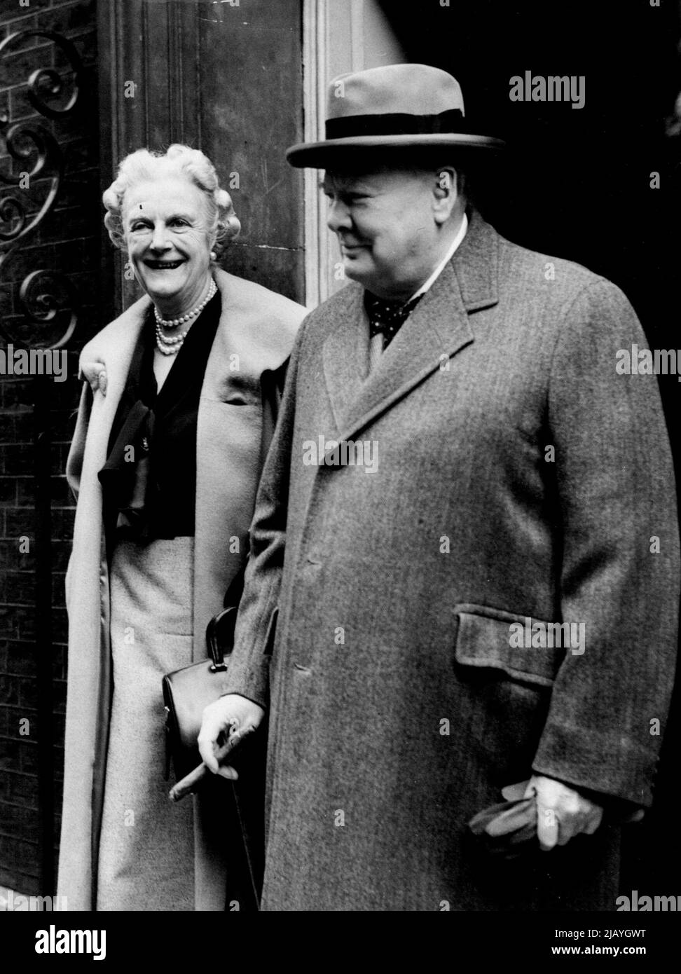 Premier Leaves For Holiday: Leaving No. 10, Downing Street this morning (Tuesday) for London airport are Mr. and Mrs. Winston Churchill, who are to spend a short holiday at Lord Beaverbrock's villa in the South of France. September 09, 1952. (Photo by Reuterphoto). Stock Photo