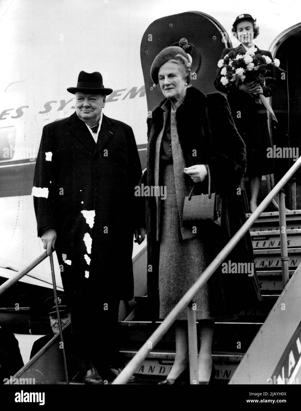 Churchill Goes To Denmark: Mr. and Mrs. Winston Churchill, shown here as they board a Scandinavian Airlines aircraft at Northolt Airport, bound for Copenhagen, today (Monday). Mr. Churchill is to be guest of the Danish King, King Frederick, for four days. He is to receive an honorary doctorate from Copenhagen University. Later he will be guest of honour at a Government banquet. October 09, 1950. (Photo by Reuterphoto). Stock Photo