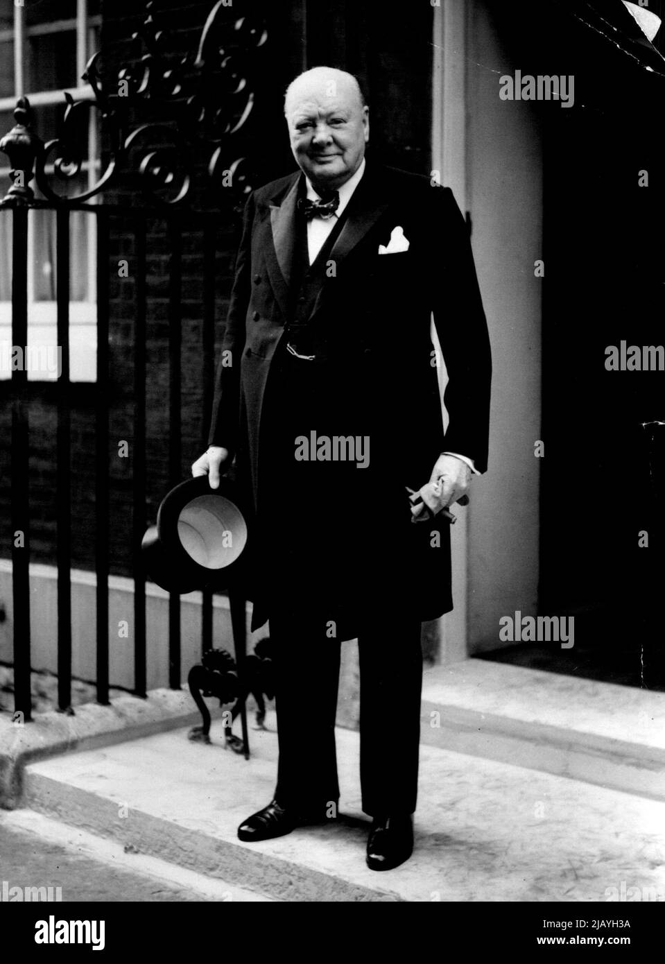 Sir Winston Churchill Resigns: Sir Winston Churchill leaving No. 10 Downing Street for Buckingham Palace to tender his resignation to H.M. the Queen. April 05, 1955. (Photo by Daily Herald). Stock Photo