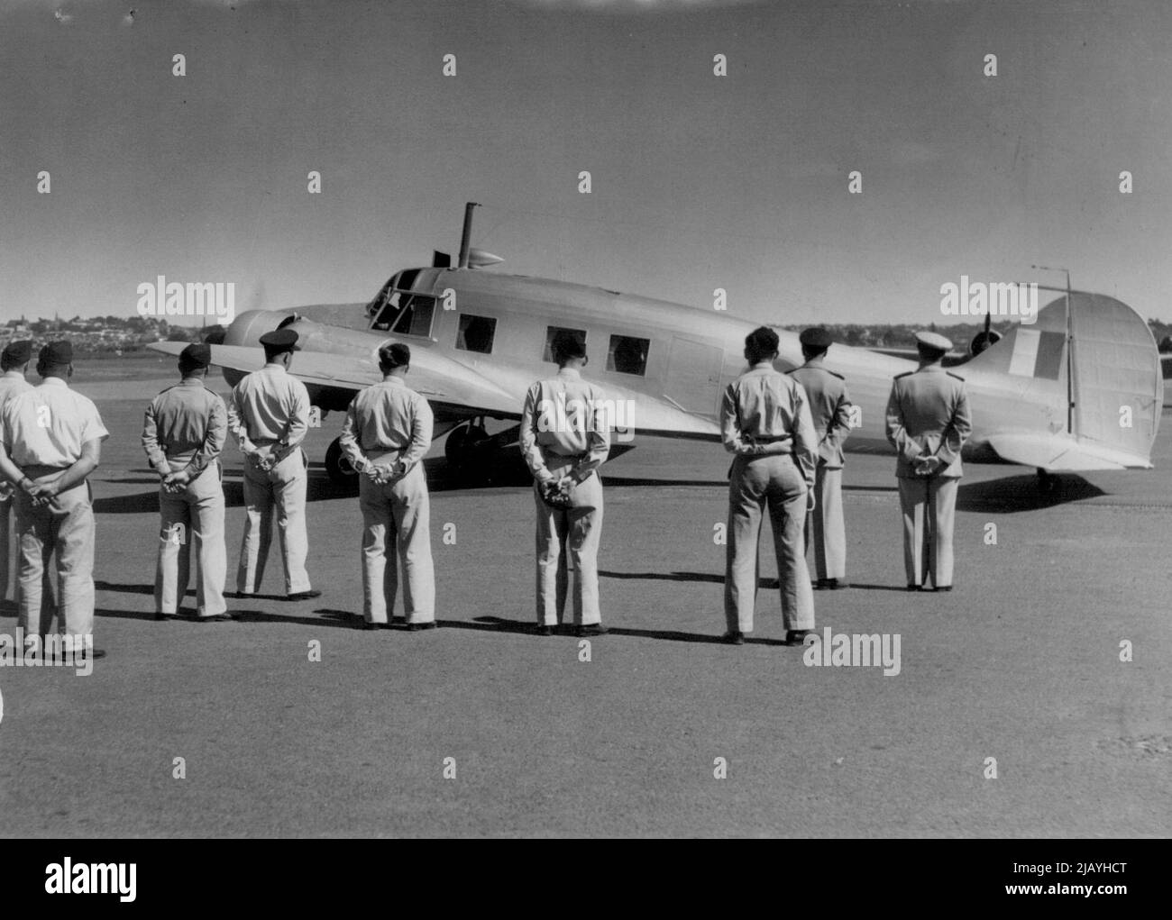 Duke of Gloucester ***** ready for take-off for Tamworth, watched by guard formed from RAAF unit stationed at Mascot. April 11, 1946. (Photo by Hood) Stock Photo