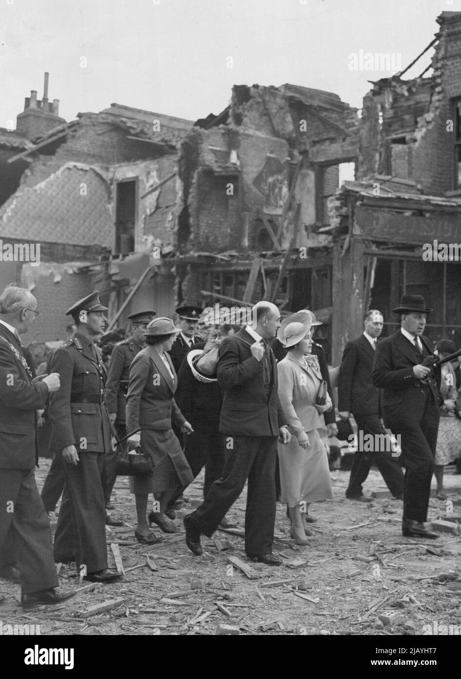 The King And Queen Tour Bombed Area In South London -- The King and Queen with Sir John Anderson during the tour. November 20, 1940. (Photo by London News Agency Photos). Stock Photo