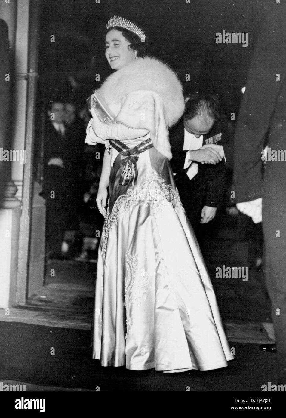 State Banquet given by King Garol at the Rumanian Legation Belgrave Square, W. H.M. The Queen arriving. November 16, 1938. (Photo by Sport & General Press Agency, Limited). Stock Photo