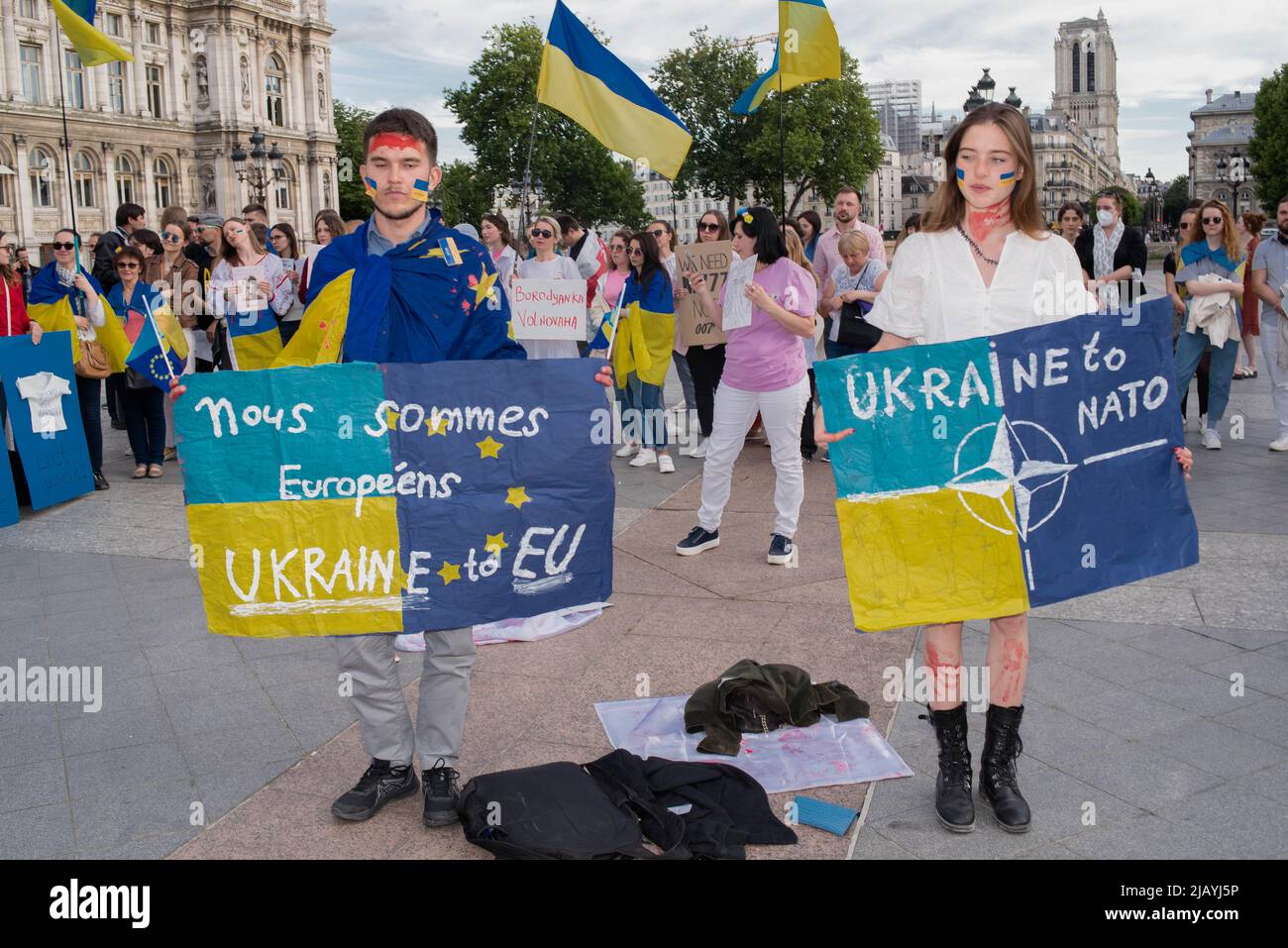 Paris : Rassemblement devant l'Hôtel de Ville, pour que les enfants vivent en paix en Ukraine et en Europe ! Stock Photo