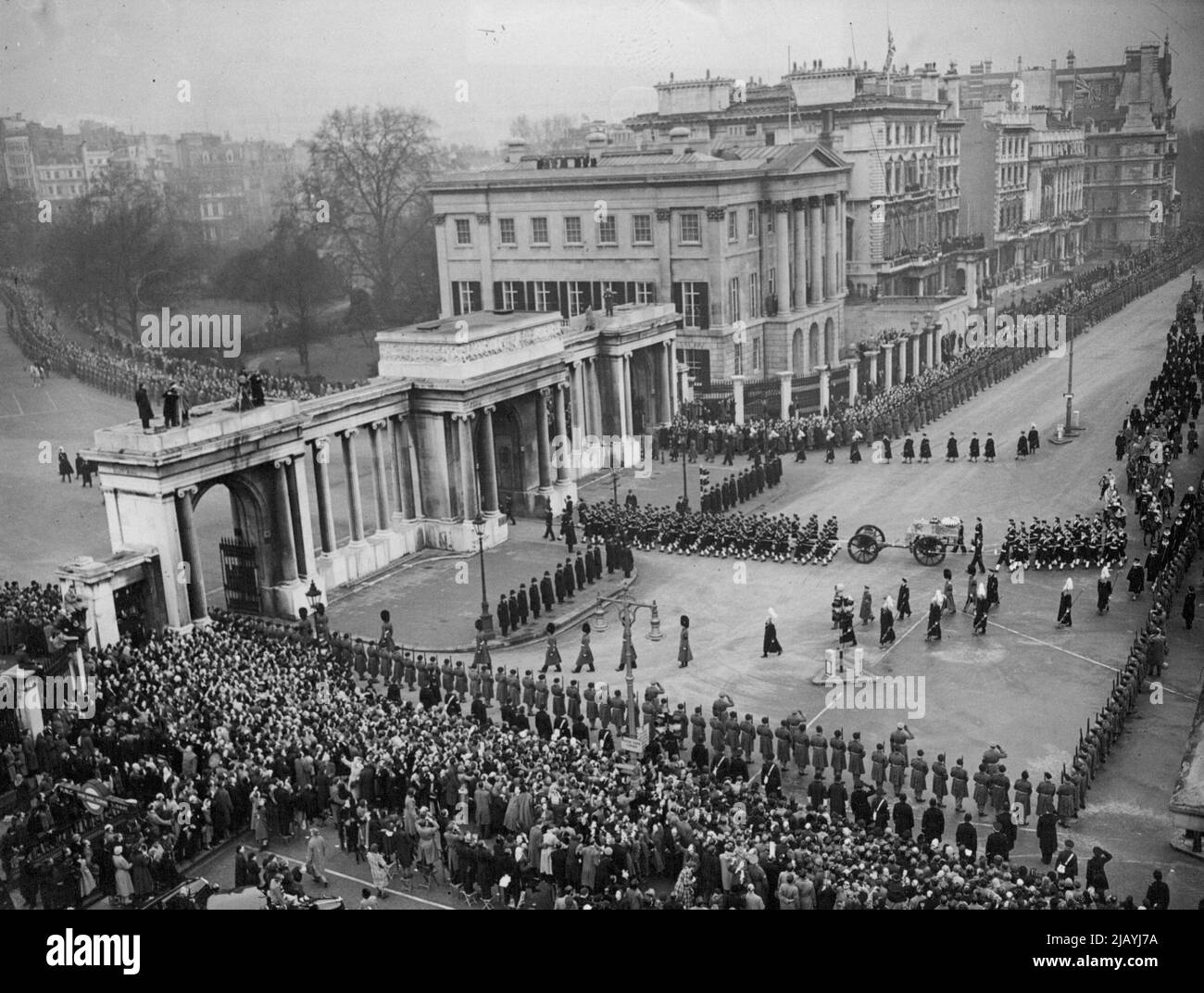 London's Farewell to King George VI - The silent multitude watching the funeral procession as it enters the East carriage Drive at Hyde Park Corner. The Royal coffin drawn on a gun-carriage by naval ratings, is seen in the Drive. Sorrowing London bade farewell to King George VI to-day (Friday) when his funeral cortege passed form Westminster Hall to Paddinton Station, where the coffin was entrained for Windsor. February 15, 1952. (Photo by Reuterphoto). Stock Photo