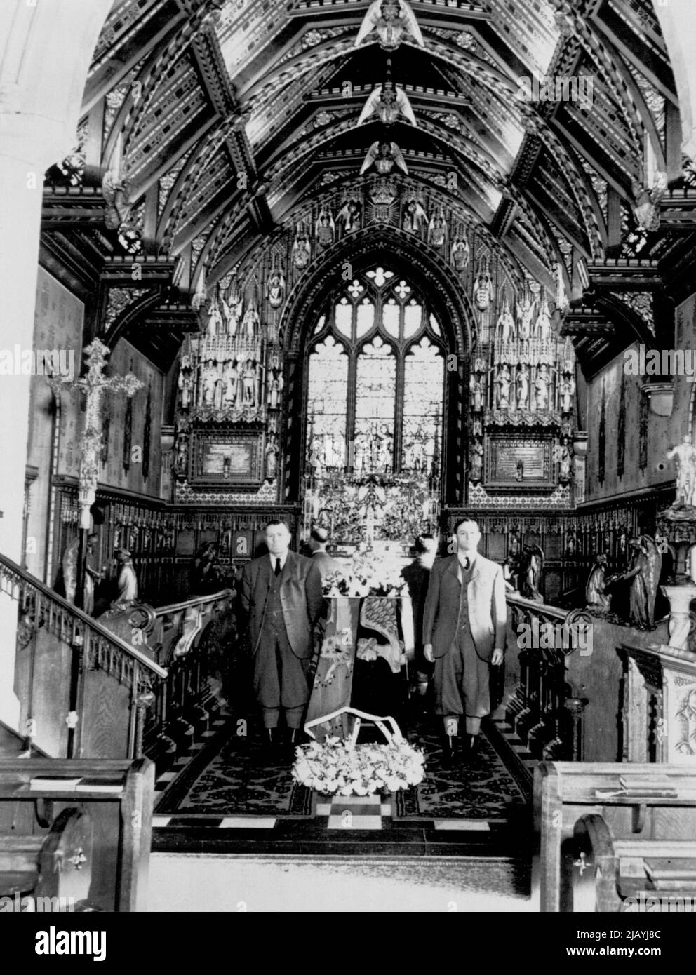King Lies In State In Sandringham - Casket containing body of King George VI is flanked by four green-jacketed game keepers as it rests in Church of St. Mary Magdalene on royal estate at Sandringham. February 20, 1952. (Photo by AP Wirephoto). Stock Photo