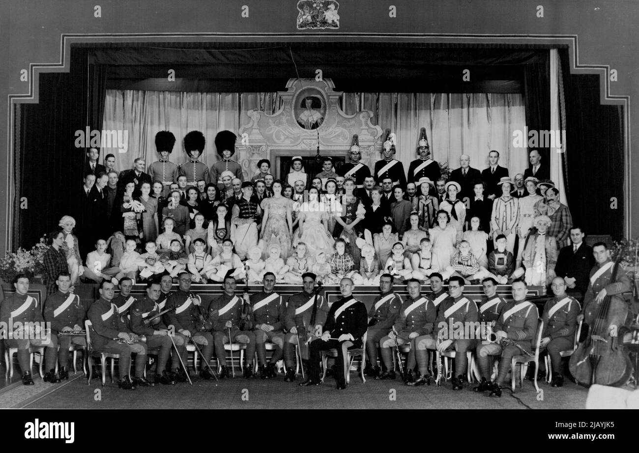 Windsor Castle Dec. 23rd 1944. Pantomime Mother Hubbard. Full group. June 16, 1953. (Photo by Camera Press Ltd.). Stock Photo