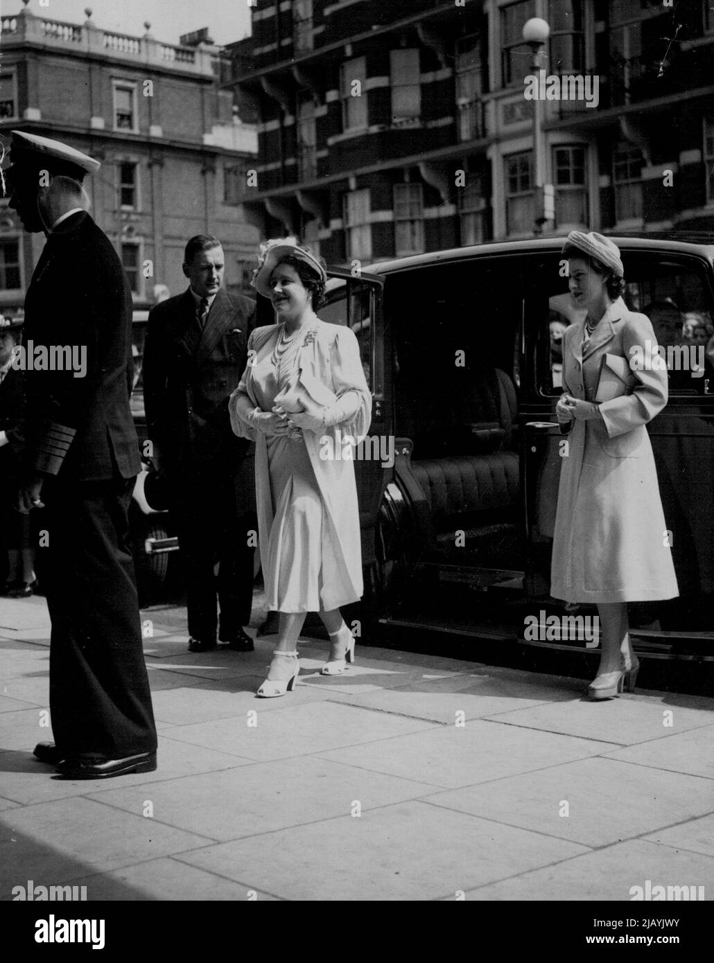 Royal Tournament Opens: H.M. the King H.M. the Queen and H.R.H. Princess Margaret arriving at Olympia for the opening of the Royal Tournament to-day. The spectacular Royal Tournament at Olympia, was opened to-day (Thursday), by H.M. the King, accompanied by H.M. the Queen. Members of all three services are taking part in this colour-full and traditional display which lasts until June 26th 1948. June 10, 1948. Stock Photo