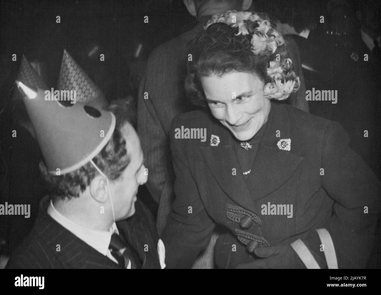 Christmasparty At Buckingham Palace for the 'Not Forgotten Association' -- The Duchess of Gloucester chats with Steph Watts from Sir Oswald Stoll Mansions (Home for Disabled at today's party). A Christmas Party was given by the 'Not Forgotten Association' in the Royal Riding School, Buckingham Palace, today (Tuesday). December 12, 1950. (Photo by Fox Photos) Stock Photo