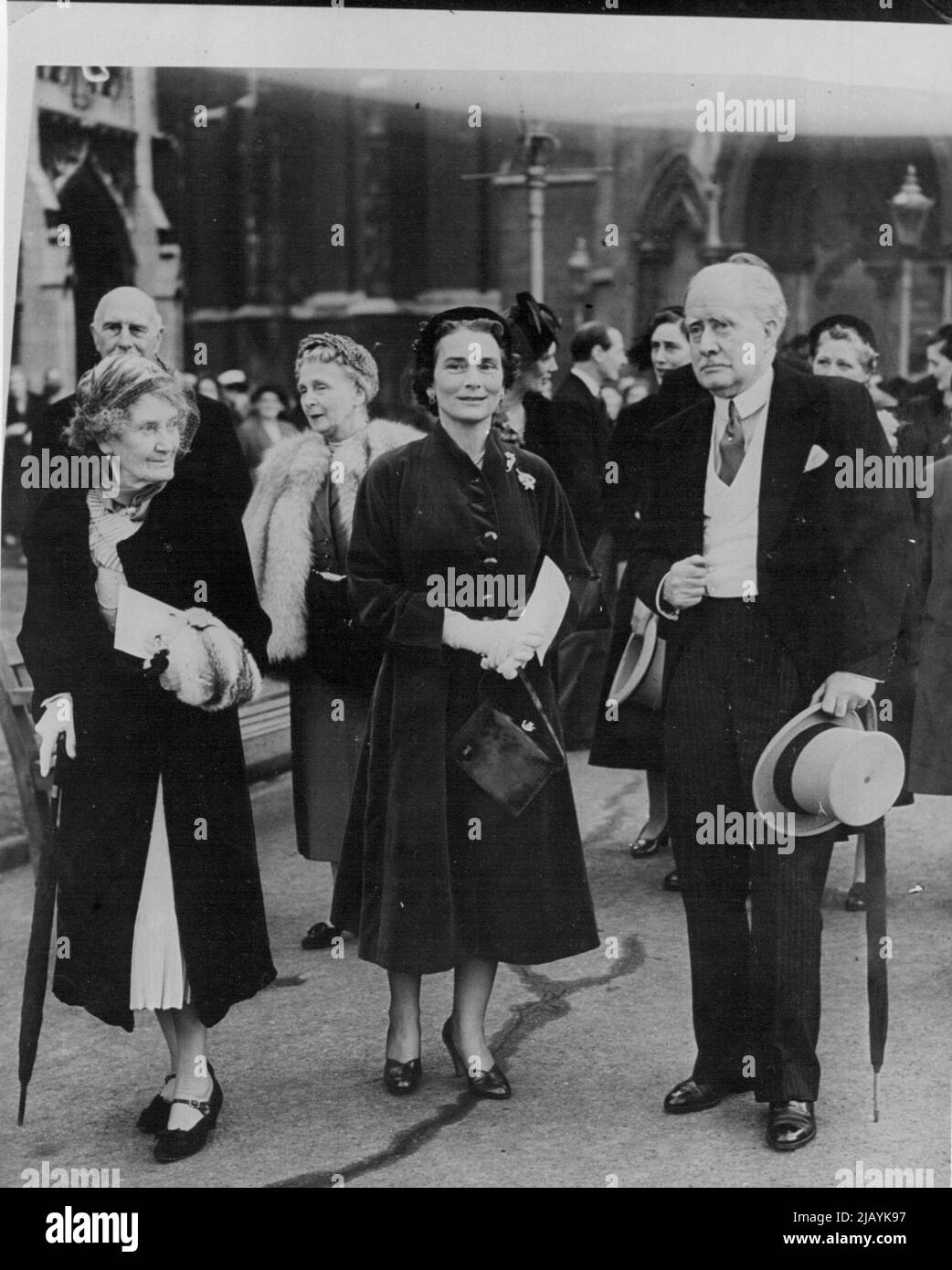 Duchess of Gloucester Attending Society Wedding -- The Duchess of Gloucester (right) is seen on her arrival at St. Margaret's Westminster, for the wedding of Miss Renira Hawkins, Younger daughter of Admiral Sir Geoffrey Hawkins and Lady Margaret Hawkins, and 28 year old journalist Klistaire Horne, son of the late Sir Alan and Lady Horne. November 23, 1953. (Photo by London Express News And Features Services) Stock Photo