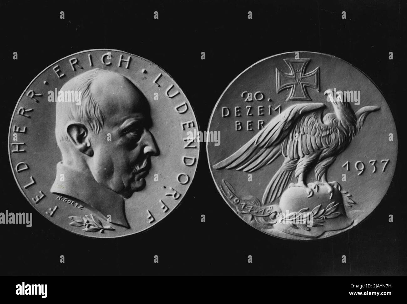 A Ludendorff - Memorial - Medal -- According to a draft of the famous Munich Medalists Karl Goetze which the Bavarian main munzant brought visible in the picture Ludendorff - Memorial - medal out. February 26, 1938. (Photo by Atlantic Photo). Stock Photo