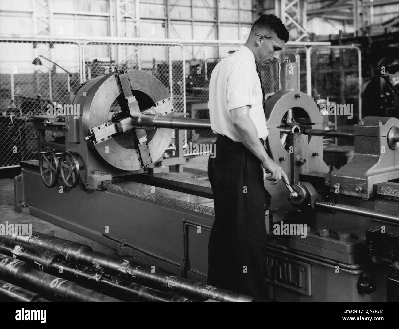 Rifling machine designed & built in Victoria. 2 Pounder anti-tank. July 1, 1941. (Photo by D. Darian Smith). Stock Photo