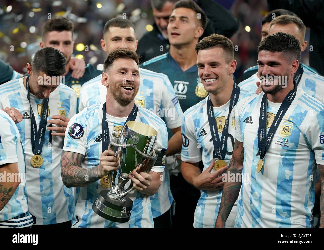 Argentina's Lionel Messi celebrates with the Finalissima 2022 trophy after  the Finalissima 2022 match at Wembley Stadium, London. Picture date:  Wednesday June 1, 2022 Stock Photo - Alamy