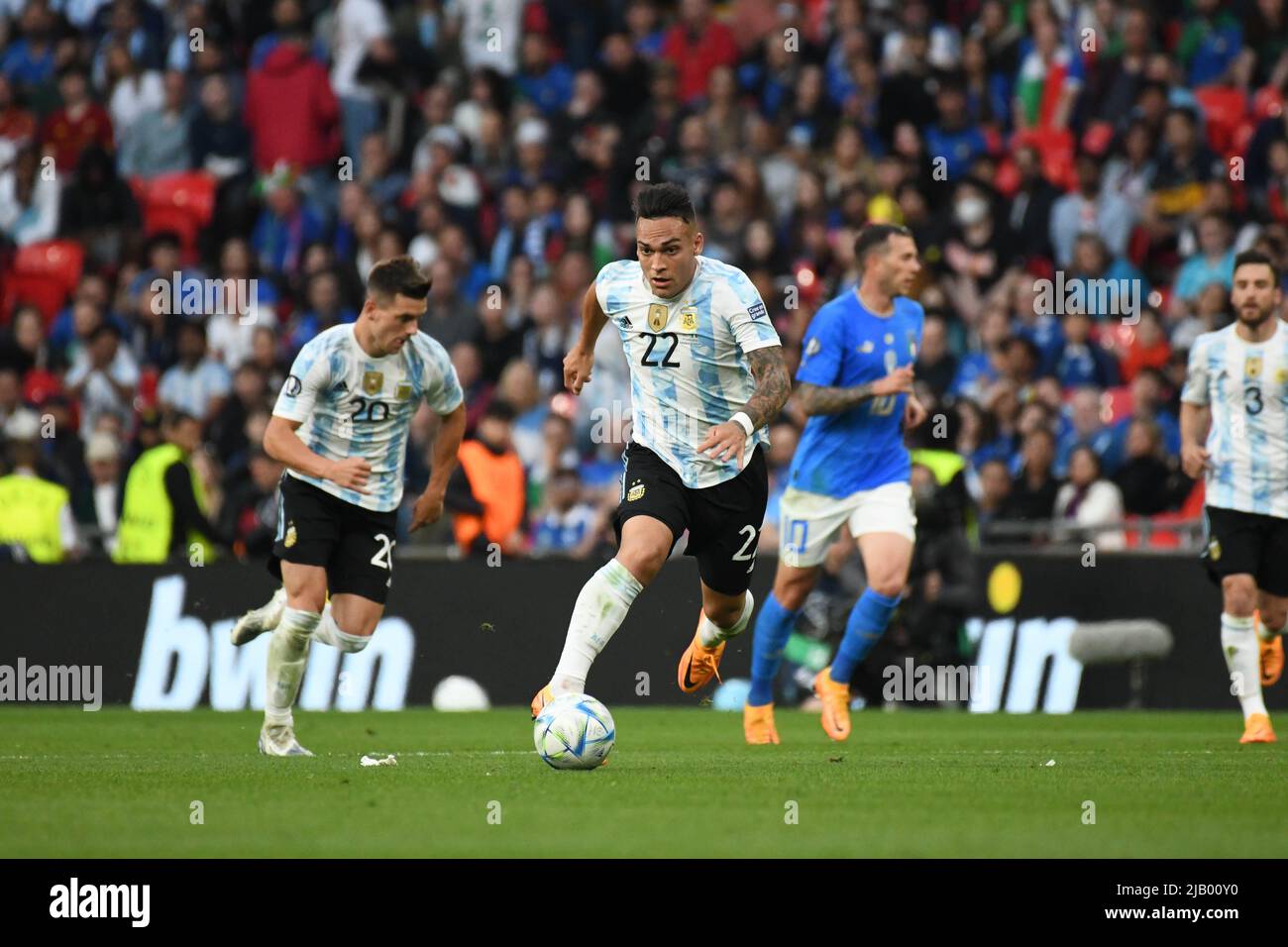 WEMBLEY, ENGLAND - JUNE 1: Martínez of Argentina drives the ball during the Finalissima match between Italy and Argentina at Wembley Stadium on June 1, 2022 in Wembley, England. (Photo by Sara Aribó/PxImages) Credit: Px Images/Alamy Live News Stock Photo