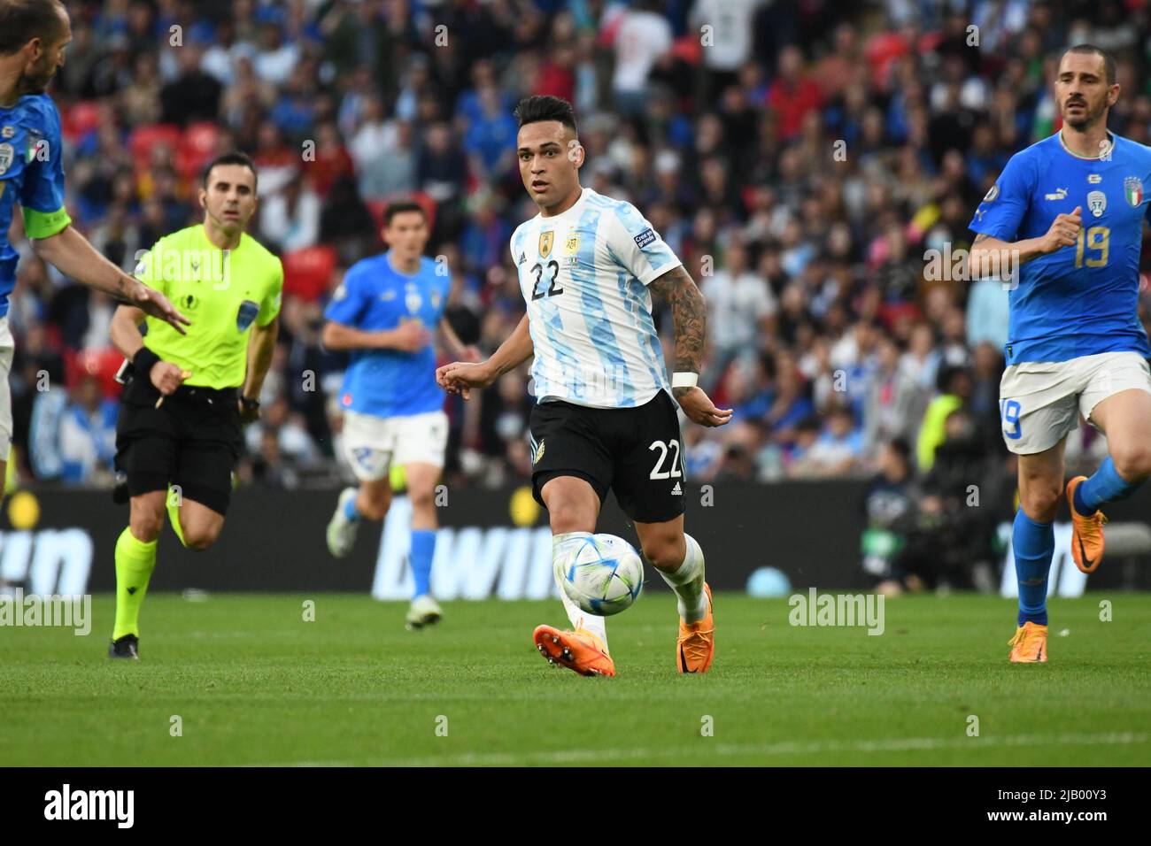 WEMBLEY, ENGLAND - JUNE 1: Martínez of Argentina passes the ball during the Finalissima match between Italy and Argentina at Wembley Stadium on June 1, 2022 in Wembley, England. (Photo by Sara Aribó/PxImages) Credit: Px Images/Alamy Live News Stock Photo